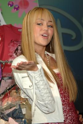 Hannah Montana is blowing a kiss in.. Society - People - All About Miley Cyrus/Ha...
